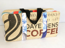 Charger l'image dans la galerie, Grand voyageur en sac de café et bâche upcyclés