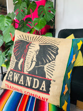 Charger l'image dans la galerie, Coussin en sac de café upcyclé et tissus du monde XL