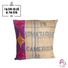 Charger l'image dans la galerie, Coussin en sac de café upcyclé et tissus du monde