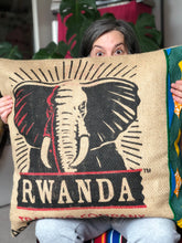 Charger l'image dans la galerie, Coussin en sac de café upcyclé et tissus du monde XL