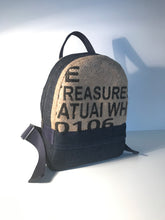 Charger l'image dans la galerie, Petit sac à dos en sac de café Upcyclé, Jean recyclé