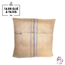 Charger l'image dans la galerie, Coussin en sac de café upcyclé et tissus du monde