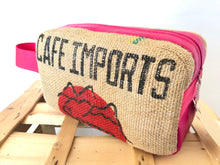 Charger l'image dans la galerie, Trousse de toilette en sac de café recyclé application tissus, toile cirée, jean, cuir
