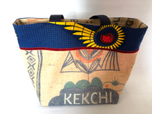 Charger l'image dans la galerie, Grand cabas en toile de jute beige -sac de café upcyclé - avec application tissu