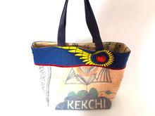 Charger l'image dans la galerie, Grand cabas en toile de jute beige -sac de café upcyclé - avec application tissu