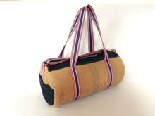Charger l'image dans la galerie, sac de sport en toile de jute recyclée avec applications jean- fait main - pièce unique- taille XL