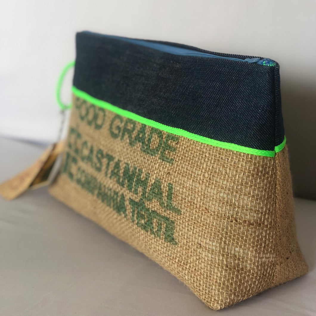 Trousse pyramide en sac de café recyclé application tissus, toile cirée, jean, lien fluo.