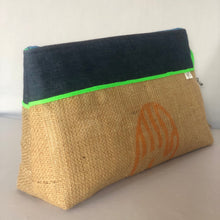 Charger l&#39;image dans la galerie, Trousse pyramide en sac de café recyclé application tissus, toile cirée, jean, lien fluo.

