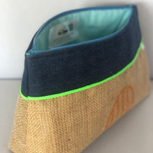 Charger l&#39;image dans la galerie, Trousse pyramide en sac de café recyclé application tissus, toile cirée, jean, lien fluo.
