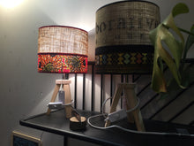 Charger l&#39;image dans la galerie, Petite lampe avec abat-jour en sac de café upcyclé et tissus du monde.

