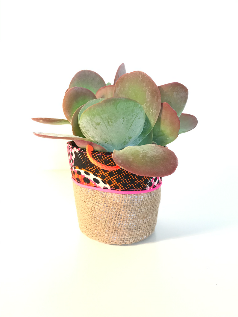 cache-pots sont réalisés en toile de jute issus de sacs de cafés upcyclés, avec application en tissus imprimés avec gallon